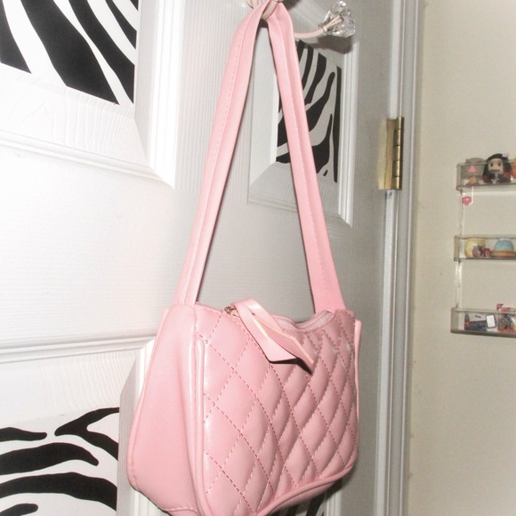 FREEBEIE! 💞 Pretty in Pink shoulder bag - Picture 4 of 4